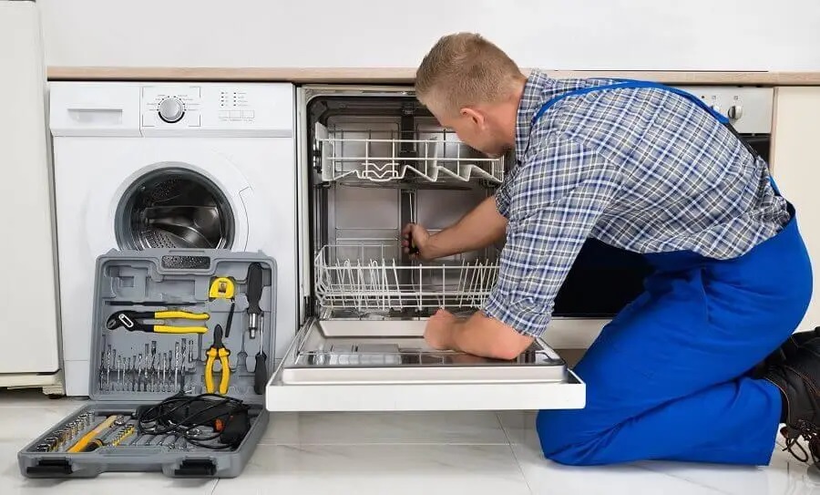 Altındağ Whirlpool servisi teknisyen ekibi beyaz eşya tamiri yaparken